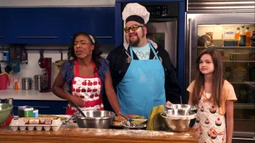 Jessie Steele Cup Cakes Cooking Apron porté par Katie Knight (Ciara Bravo) dans la série télévisée Big Time Rush (S02E25)