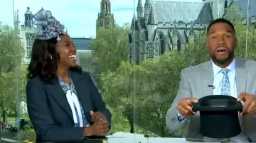 Valentino Hydrangea Print Silk Crepe de Chine Tie Neck Blouse portée par Deborah Roberts comme vu dans Good Morning America Weekend le 5 mai 2023