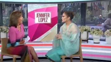 Chemise Del Core Sheer Button Up portée par Jennifer Lopez comme on le voit dans Today on May 3, 2023