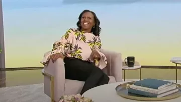 Roksanda Poet Sleeve Round Neck Floral Print Blusa de seda usada por Deborah Roberts como se ve en Tamron Hall el 5 de mayo de 2023
