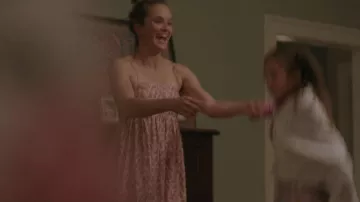 Robe maxi mangue portée par Susannah (Rachel Blanchard) vue dans The Summer I Turned Pretty (S01E01)