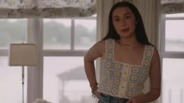Mango Handmade Daisy Print Crochet Top porté par Belly Conklin (Lola Tung) comme vu dans The Summer I Turned Pretty (S01E02)