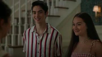Chemise à manches courtes ajustée H&M portée par Steven (Sean Kaufman) comme on le voit dans The Summer I Turned Pretty (S01E04)
