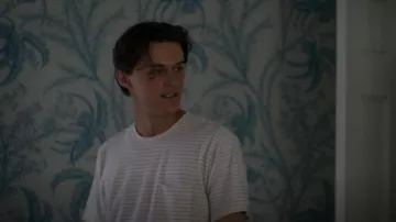 Rag & Bone Miles Tee usada por Conrad (Christopher Briney) como se ve en The Summer I Turned Pretty (S01E05)