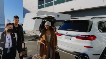 Manteau en peluche Max Mara porté par Christine Chiu vu dans Bling Empire (S03E09)