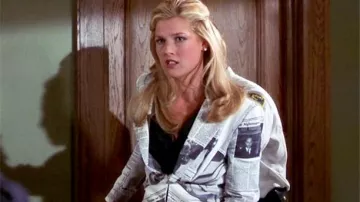Veste imprimée du journal Christian Dior portée par Brooke Taylor Windham (Ali Larter) dans le film Legally Blonde