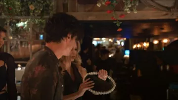 L’Alingi Mini sac à main d’éternité orné de cristaux porté par Ariana Madix comme on le voit dans Vanderpump Rules (S10E13)