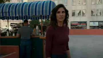 Top Athletic by GAP Outbound usado por Kensi Blye (Daniela Ruah) como se ve en NCIS: Los Ángeles (S14E19)