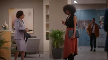 A.L.C. Tracy Skirt portée par Beverly Crest (Leslie Silva) comme on le voit dans So Help Me Todd (S01E19)