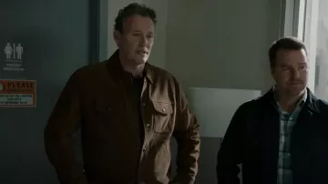 Banana Rebublic Heritage Suede Expedition Veste portée par Harris Keane (Jeff Kober) vue dans NCIS: Los Angeles (S14E19)
