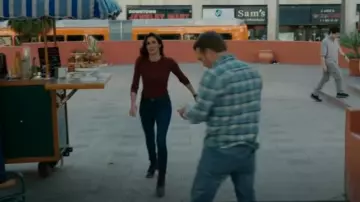 Madre The Looker Ankle Fray usado por Kensi Blye (Daniela Ruah) como se ve en NCIS: Los Ángeles (S14E19)