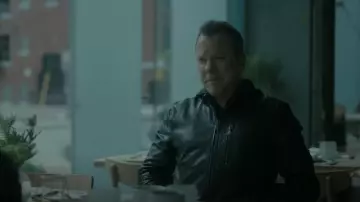 John Varavtos York Veste portée par John Weir (Kiefer Sutherland) vue dans Rabbit Hole (S01E08)