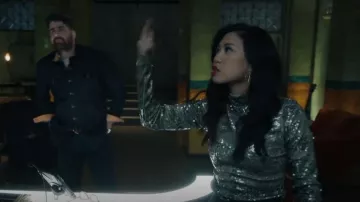 Isabel Marant Off Shoulder Floral Print Top usado por Melody 'Mel' Bayani (Liza Lapira) como se ve en The Equalizer (S03E16)