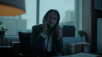 Teoría Etiennette Blazer en buena lana en gris usado por Josephine 'Jo' Madi (Enid Graham) como se ve en Rabbit Hole (S01E08)