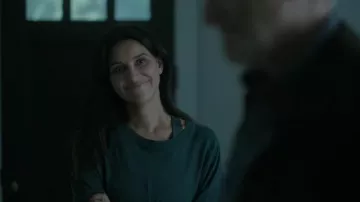 James Perse Vintage Fleece Raglan Pullover Laurel usado por Olivia 'Liv' Bonen (Alexandra Castillo) como se ve en Rabbit Hole (S01E08)