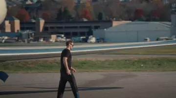 Pantalon de survêtement Adidas Tyshawn Velour porté par Lukas Matsson (Alexander Skarsgård) vu dans Succession (S04E06)