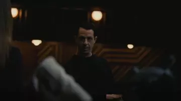 Loro piana Silverstone Crewneck porté par Kendall Roy (Jeremy Strong) comme on le voit dans Succession (S04E06)