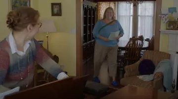 Birkenstock Boston Buckle Suede Mules usados por Sam (Bridget Everett) como se ve en Somebody Somewhere (S02E03)