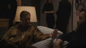 Aiguilles Veste bomber en velours métallique portée par Lukas Matsson (Alexander Skarsgård) comme on le voit dans Succession (S04E07)