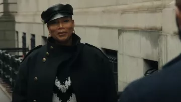 Chaqueta militar de lana abotonada Saint Laurent usada por Robyn McCall (Queen Latifah) como se ve en The Equalizer (S03E16)