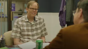 Tommy Bahama Big & Tall Bondi Beach Plaid Short-Sleeve Woven Shirt usado por Joel (Jeff Hiller) como se ve en Somebody Somewhere (S02E03)