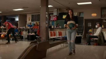 Jeans droits amples des années 90 portés par Callie Sadecki (Sarah Desjardins) dans Yellowjackets (S02E05)