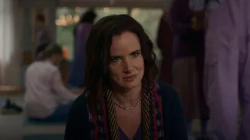 Chaqueta de suéter Boho de la colección Pyramid usada por Natalie (Juliette Lewis) como se ve en las chaquetas amarillas (S02E05)