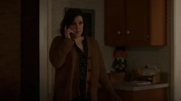 Suéter Cardigan Madewell Lovell usado por Shauna (Melanie Lynskey) como se ve en Yellowjackets (S02E06)