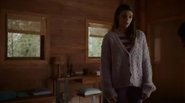 Cardigan violet tricoté à la mangue porté par Lottie (Simone Kessell) vu dans les guêpes jaunes (S02E06)