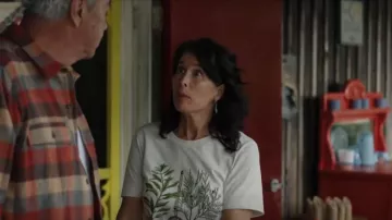 Le NTVS | Vêtements amérindiens Plantes sacrées Tee Heather Natyoural porté par Edna Cranebear (Andrea Menard) vu dans Sullivan’s Crossing (S01E08)