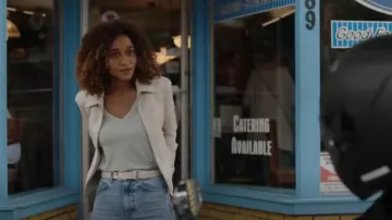 T-shirt de poche Madewell Whisper Cotton V Neck porté par Sydney Shandon (Lindura) vu dans Sullivan’s Crossing (S01E08)