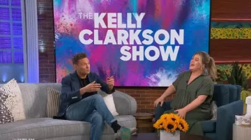 Vestido de lino Zara Slit usado por Kelly Clarkson como se ve en The Kelly Clarkson Show el 5 de mayo de 2023