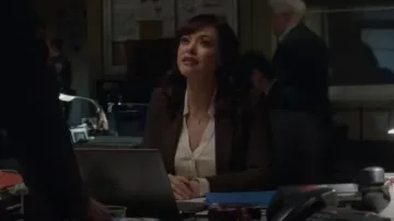 Teoría Etiennette Blazer usado por María Báez (Marisa Ramírez) como se ve en Blue Bloods (S13E19)