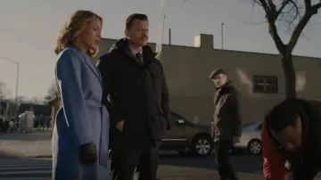 Manteau Kimono Max Mara Studio Cles porté par la détective Crystal Morales (Elizabeth Rodriguez) vu dans East New York (S01E20)