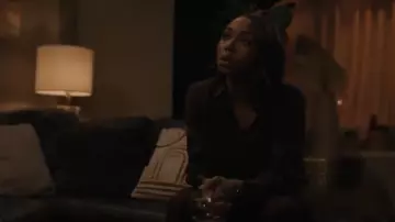 Chemisier en soie boutonné Vince porté par l’inspectrice adjointe Regina Haywood (Amanda Warren) vu dans l’est de New York (S01E20)