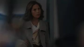 Reiss Ivory Mel V-Neck Printed Chemisier porté par la détective Crystal Morales (Elizabeth Rodriguez) vu dans l’est de New York (S01E20)