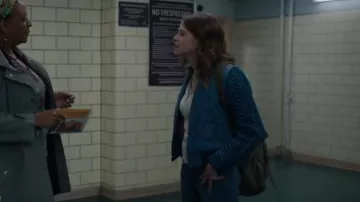 Bella Dahl Bomber matelassée portée par l’officier Brandy Quinlan (Olivia Luccardi) vue dans l’est de New York (S01E20)