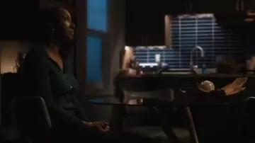 Vince Ribbed Button-Front Cardigan porté par l’inspectrice adjointe Regina Haywood (Amanda Warren) vu dans l’est de New York (S01E20)