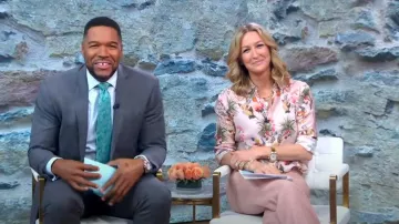 Johnny était un chemisier à fleurs aux épaules tombées porté par Lara Spencer comme vu dans Good Morning America le 8 mai 2023