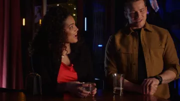 Kurt Geiger London Shoreditch Crossbody usado por Ana Flores (Gabrielle Walsh) como se ve en 9-1-1 (S06E17)