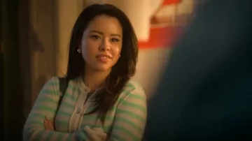 Free People Sailor Cashmere Cardi usada por Mariana Adams Foster (Cierra Ramirez) como se ve en Good Trouble (S05E08)