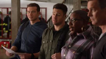 James Perse Los Angeles Vintage Français Terry Zip Up Sweat à capuche porté par Evan 'Buck' Buckley (Oliver Stark) comme on le voit dans 9-1-1 (S06E17)