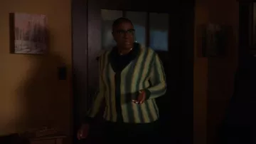 Topman Brushed Cardigan usado por Henrietta 'Hen' Wilson (Aisha Hinds) como se ve en 9-1-1 (S06E17)