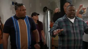 Ben Sherman Signature Mod Knit Colorblock Polo usado por Marty Butler (Marcel Spears) como se ve en The Neighborhood (S05E20)