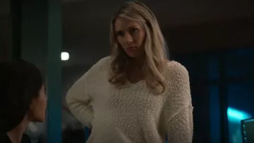 Abercrombie & Fitch Off The Shoulder Fluffy Knit porté par Kate Whistler (Tori Anderson) comme on le voit dans NCIS: Hawai’i (S02E20)
