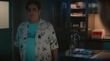 Camisa Aloha desnuda y famosa Silky Flowers Crema usada por Ernie Malik (Jason Antoon) como se ve en NCIS: Hawai'i (S02E20)