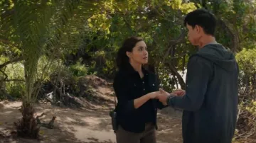 Chemise James Perse Contrast Panel portée par Lucy Tara (Yasmine Al-bustami) vue dans NCIS : Hawaii (S02E20)