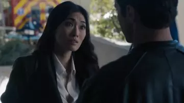 Chemise ajustée Georgette en soie blanche Theory portée par Emma Hill (Catherine Haena Kim) vue dans The Company You Keep (S01E10)