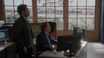 Chaqueta All Saints Tolbert Bomber usada por Nick Torres (Wilmer Valderrama) como se ve en NCIS (S20E20)