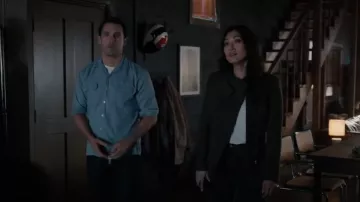 Chaqueta de tweed de Roland Mouret usada por Emma Hill (Catherine Haena Kim) como se ve en The Company You Keep (S01E10)